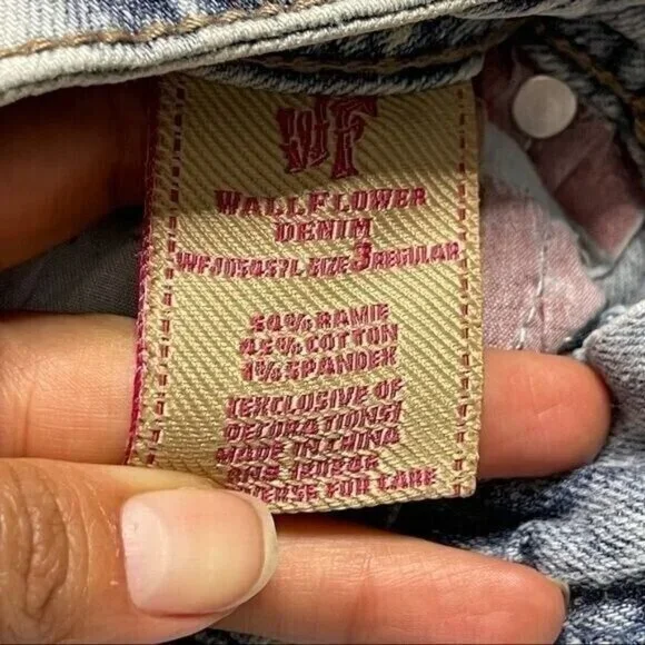 Wallflower Denim Light Blue Distressed Jean Shorts Size 3 - Picture 3 of 5